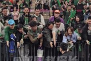 宠粉时间🥰杨鸣接受完采访后 与客场的辽篮球迷们击掌庆祝