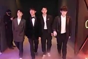 全明星双城之夜红毯现场：中单选手代表队伍帅气席卷而来