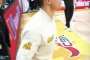 泪目！孙铭徽与独腿聋哑小伙单挑：于绝处逆境中 亦有鲜花怒放