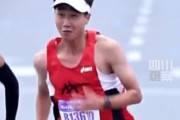 😵提前开香槟！一男子跑半马，被高三学生绝地反超